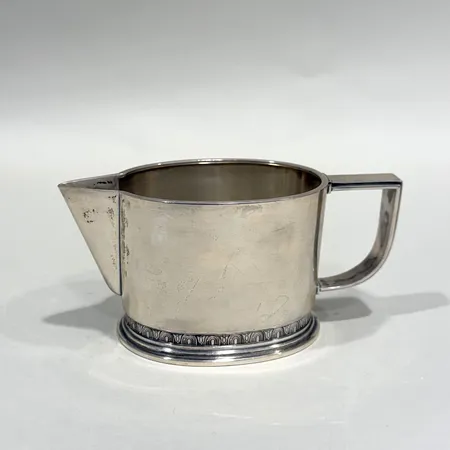 Gräddkanna Erik Råström år 1947 höjd 6,5cm förgylld insida silver 830/1000 Vikt: 253,8 g