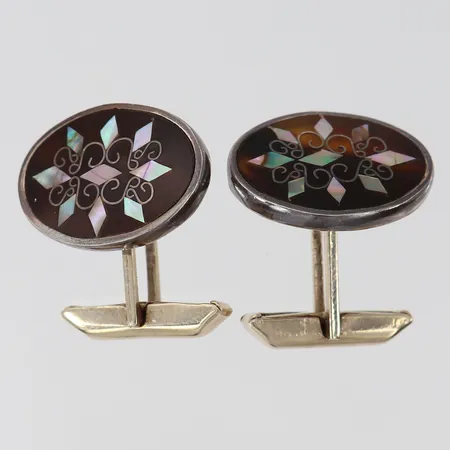Ett par manschettknappar med dekor i plast 22x16,5mm, del i nysilver, Silver 925/1000.  Vikt: 10 g