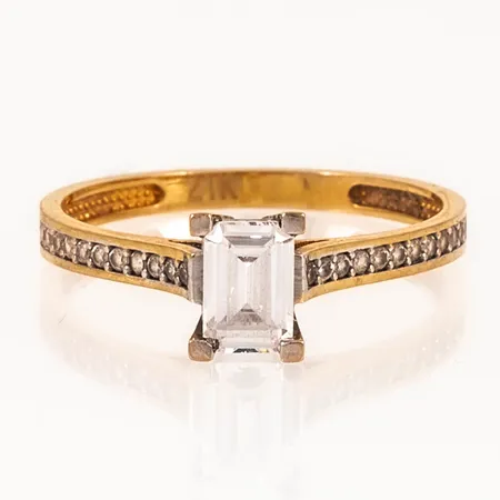 Ring med vita stenar stl:17¾ bredd 2-7mm 21K 2,5g.