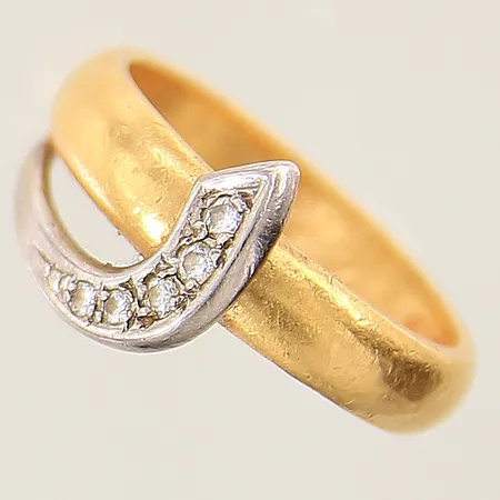 Ring med med diamanter 2x ca 0,01ct 3x ca 0,02ct stl:16 bredd 4mm, vitguldsdetalj, fattning i 18K, gravyr 23K  Vikt: 6,3 g