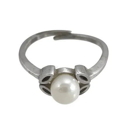 Ring silver 925/1000 odlad sötvattenspärla (Ø5 mm), stl:17½ mm (något justerbar), bredd 1,2-5,5 mm, kontrollstämpel på skenas utsida Vikt: 1,7 g