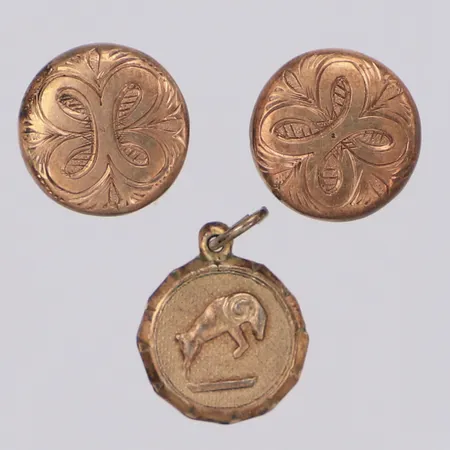 2 knappar Ø11mm, 1 Hänge längd 16,7mm, förgyllt 830/1000 silver Vikt: 5,7 g