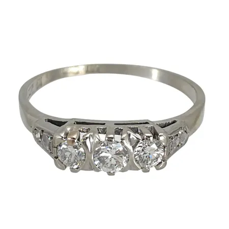 Diamantring, 18K vitguld, Diamanter 0,08ct + 0,10ct + 0,08ct, fyra Rosenstenar, slitna stämplar, Malmö, svensk kontrollstämpel, strl:19¼ mm, bredd 1,3 - 4 mm Vikt: 2,2 g