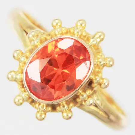 Ring med orange sten stl: 18¼ bredd: ca 1-10mm 18K  Vikt: 3 g