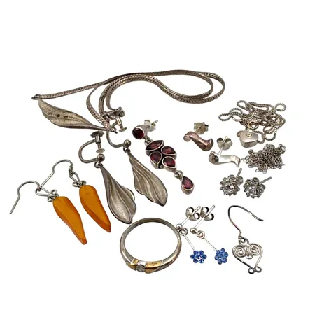 Diverse silversmycken 830-925/1000, bruksmärken/defekter förekommer, stenar, bruttovikt 27,7 gram Vikt: 27,7 g