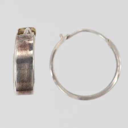 Ett par örhängen creloer Ø13mm bredd 4mm Silver 830/1000. Vikt: 0,6 g