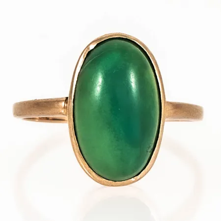 Ring med grön sten stl:17¾ bredd 1,7-15,5mm, sten lös i fattning, märke på sten, 18K 3,3g.