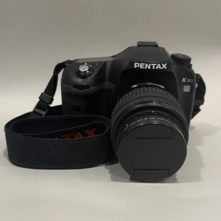 Systemkamera Pentax K10 serie-nr:2846993, objektiv Pentax 18-55 serie-nr:5997708, axelrem, gummilist runt sökare defekt, inga tillbehör  Skickas med paket.