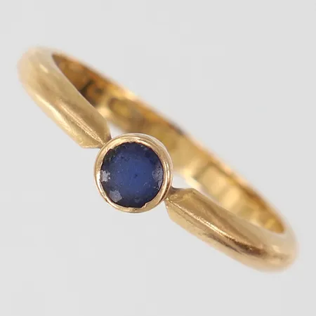 Ring med blå sten stl 19¼, bredd ca 2,5-5mm, gravyr, repig, 18K Vikt: 3,6 g