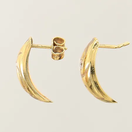 Örhängen med vita stenar 15x6,9mm, ett örhänge saknar snurrebus, ena böjd stift 14K Vikt: 1,9 g