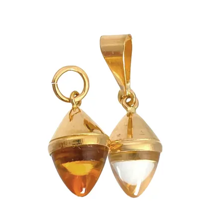 Hängen, två st, 18K guld, vit och orange sten 6x7 mm, en ostämplad, längd inkl. ögla 16 och 22 mm, stenar utan anmärkning, fint skick Vikt: 1,9 g