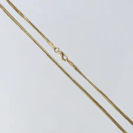 Kedja platt ormlänk längd 52,5cm bredd 1,8mm, brott i länk, ojämn 14K. Vikt: 4,5 g