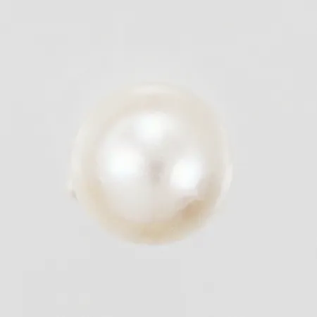 Udda örhänge med pärla längd: ca 1,5cm Ø 5,5mm 18K  Vikt: 0,3 g