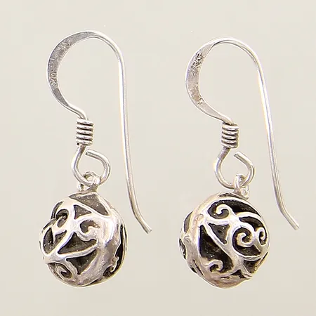 Örhängen kulor med genombruten dekor Ø8,8mm silver 925/1000 Vikt: 2,2 g