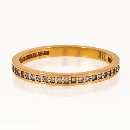 Ring med vita stenar stl:17¾ bredd 2mm 21K 2,2g.