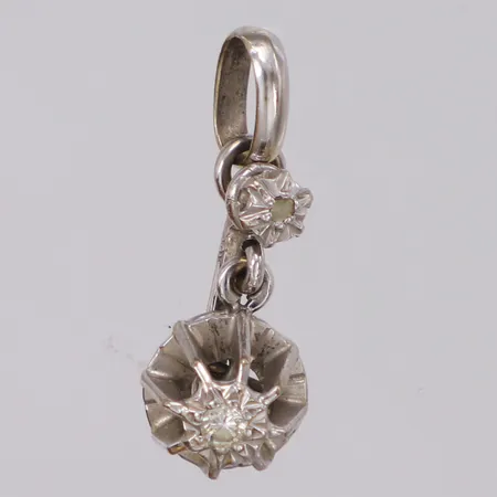 Hänge med briljantslipad diamant ca 0,04ct enligt gravyr, längd 20mm, vitguld 18K Vikt: 1,5 g