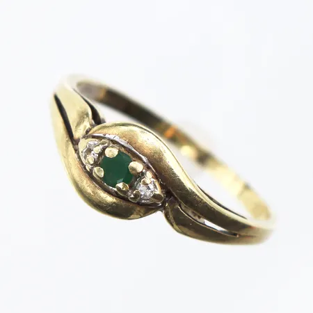 Ring med en grön sten och två vita, stl:18, bredd:1,5-7,5mm, 14K Vikt: 2,4 g