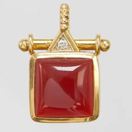 Hänge med sard & diamant, 1 x ca 0,03ct, längd 24mm, bredd 18,5mm, ostämplad, 18K Vikt: 6,5g Vikt: 6,5 g