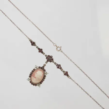 Collier med snäckskalskamé, granater & fröpärlor, ostämplat, Vikt: 9,6g Vikt: 9,6 g