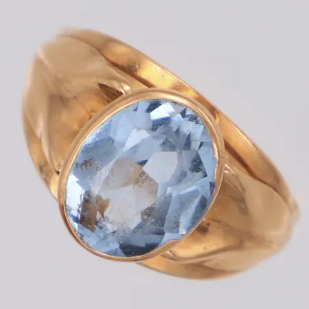 Ring med ljusblå sten, nagg, stl:17½, bredd 10,5mm, 18K Vikt: 2,4 g