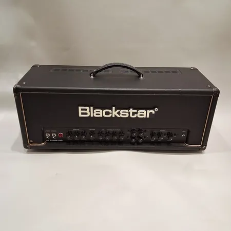 Förstärkartopp Blackstar serie-nr:201001EC2148, höjd 25cm, avskavd metall, repig, bruksslitage, strömkabel Specialfrakt, kontakta pantbankskontoret för mer information.