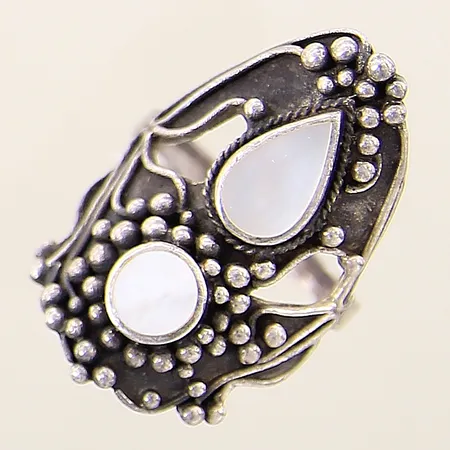 Ring med pärlemor stl:18 bredd 2,7-30mm ostämplad silver 830-925/1000 Vikt: 7,9 g