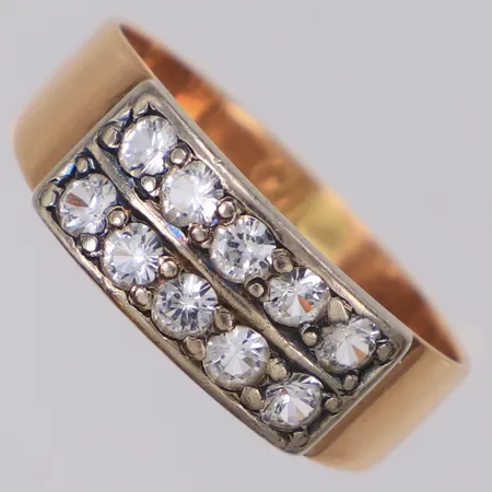 Ring med vita stenar stl:18¾, bredd 6,8mm, finska stämplar, 14K Vikt: 3,3 g