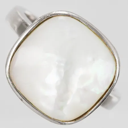 Ring med pärlemor Chanti stl: ca 15¾ bredd: ca 1-12mm silver 925/1000 Vikt: 3,9 g