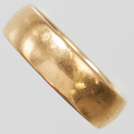 Ring slät stl:15½, bredd 5mm, gravyr, 18K Vikt: 5,2g Vikt: 5,3 g