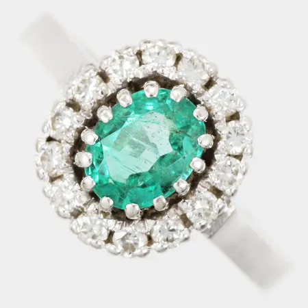 Ring med behandlad smaragd och diamanter 14x ca 0,01ct stl: 17½ bredd: ca 1-11mm vitguld 18K Vikt: 5,1 g