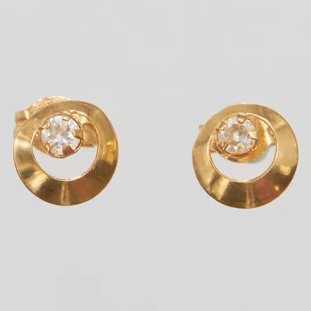 Örhängen med vit sten, stift, längd 7mm, 18K Vikt: 0,5g Vikt: 0,5 g