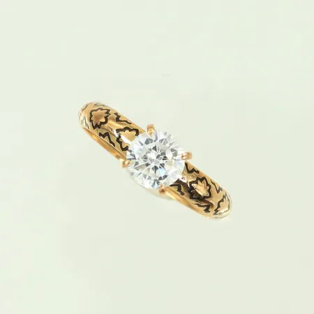 Ring med vit sten och svarta emaljdetaljer, stl 18½ bredd 3-6mm 14K, 2,9g 