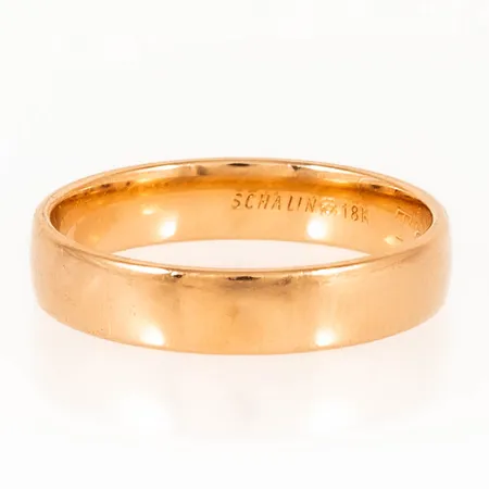 Ring Schalins slät stl:21½ bredd 5mm, höjd 1,5mm, gravyr, 18K 6,8g.