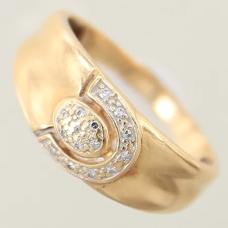 Ring med 8/8-slipade diamanter 15 x ca 0,005ct Guldfynd AB stl:17 bredd 2-8,3mm något skev skena 18K Vikt: 3,1 g