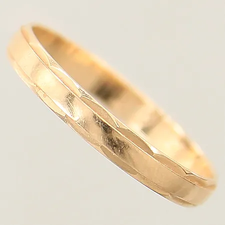 Ring med dekor stl:19¼ bredd 3mm gravyr 18K Vikt: 2 g