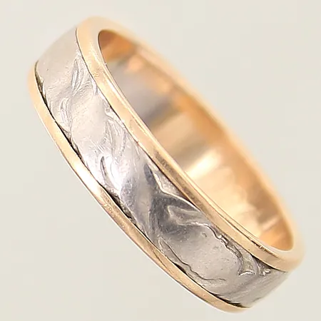Ring med mittband i monell stl:19 bredd 5,3mm gravyr 18K  Vikt: 6,7 g