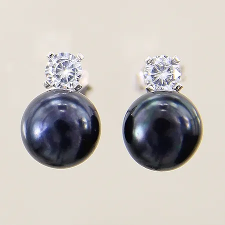 Ett par örhängen med imitationspärlor samt vita stenar 13x8mm silver 925/1000 Vikt: 3 g