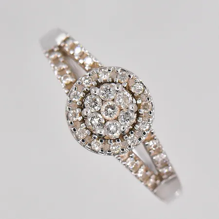 Ring med diamanter ca 0,25ctv stl:18½ vitguld Guldfynd, 18K Vikt: 3,1 g