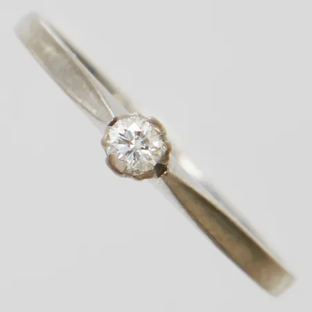 Ring med diamant, 1 x ca 0,10ct, stl:16¼, bredd 1,1-3mm, vitguld, gravyr, 18K Vikt: 1,3g Vikt: 1,3 g
