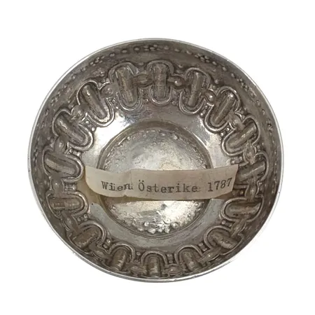 Antik Tumlare silver Österrike Wien 1787, oidentifierad tillverkare, tydlig stämpelserie, åldermansranka, höjd 33 mm, diameter upptill 55 mm, kraftig kvalitet, fint skick utan anmärkning, inga lagningar, bristningar eller missprydande märken Vikt: 28,5 g