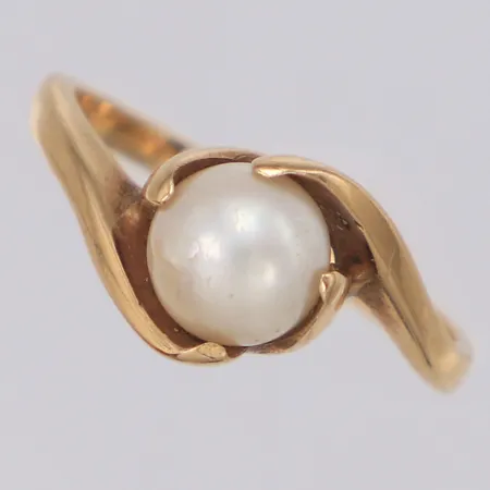 Ring med pärla stl:16, bredd 7,5mm, ostämplad 14K  Vikt: 2,8 g