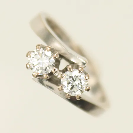Ring vitguld med 2 diamanter 0,53ct totalt enl gravyr, stl 16¾ bredd 2,5-7mm, 18K 5,1g