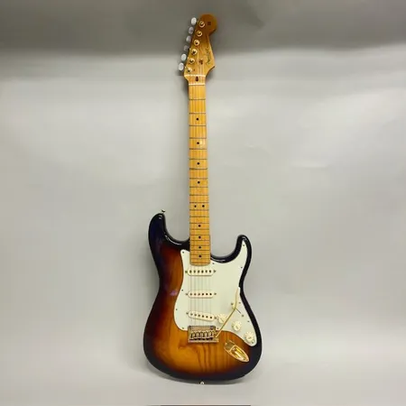 Elgitarr Fender Stratocaster 75th Anniversary Kalifornien double cutaway tobacco burst, serie-nr US21006060 model-nr: 0177512833, svajarm, manual, certifikat 2000-tal, hårt fodral. Skickas med postpaket.