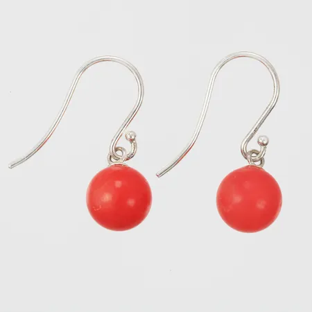 Ett par örhängen med röda stenar längd: ca 2 cm, bredd: ca 1-6mm ostämplat silver Vikt: 2,1 g