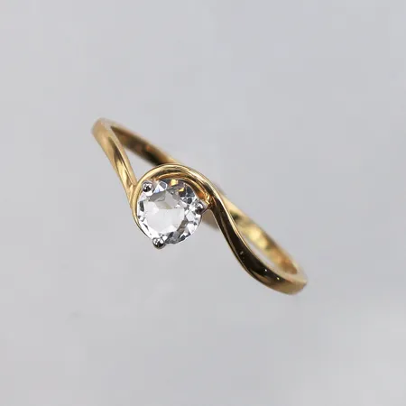 Ring med vit sten, Stl:20, bredd: 1,8-7,1mm, Guldfynd, 18K Vikt: 2,3 g