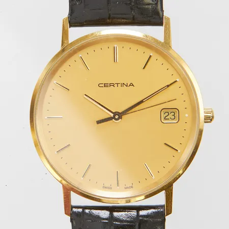Armbandsur Certina Ø33,5mm ref nr. EOL 158.9289.68, quartz, datum, går ej ( batteribyte krävs), läderband, guld i boett 18K, gravyr, bruksslitage  Vikt: 0 g