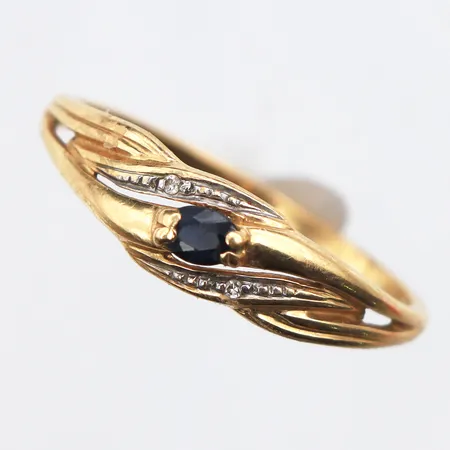 Ring med blå och vita stenar, strl:18, bredd:1,4mm, 18K Vikt: 1,6 g