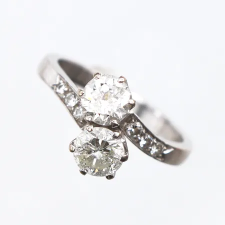 Syskonring med diamanter, ca 2 x 0,50ct CA cape pique, 6 x 0,01ct, stl: 16, bredd:2,5mm, vitguld 18K. Vikt: 4 g