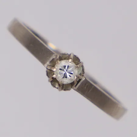 Ring med briljantslipad diamant 1xca 0,08ct stl 16¼ bredd 4,7mm vitguld 18K  Vikt: 2,4 g