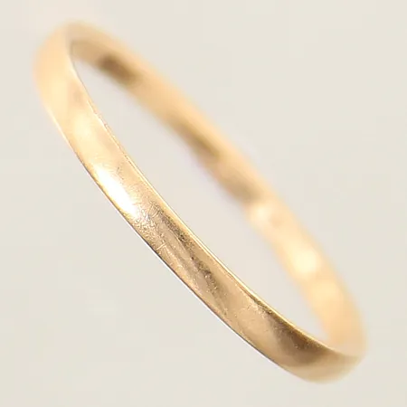 Ring slät stl:17¼ bredd 2mm skev skena gravyr 18K Vikt: 1,4 g